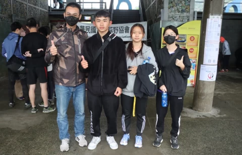 澎湖縣立澎南國民中學的老師洪明揚（左）帶3名學生參賽。大會提供