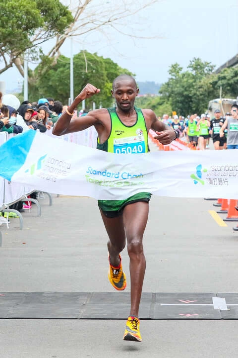 肯亞的Francis Kioko Nzyoki以2小時25分35秒勇奪2024渣打馬全馬男子組冠軍。大會提供