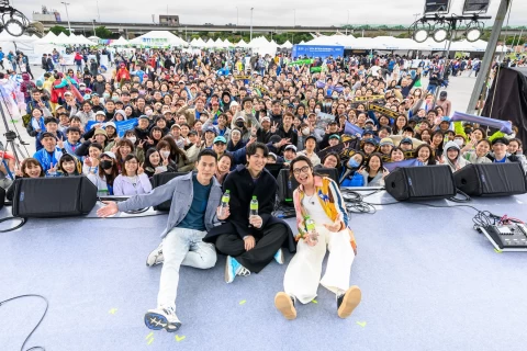 2024渣打馬眾星雲集活動大使宇宙人坐鎮主舞台演出新年首唱嗨翻現場。大會提供