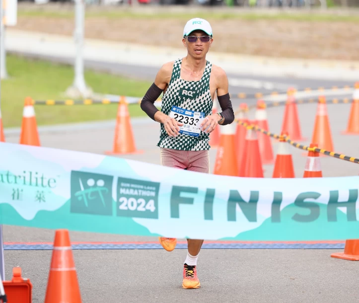 29k環湖組男子第一名江承鴻抵達終點。大會提供