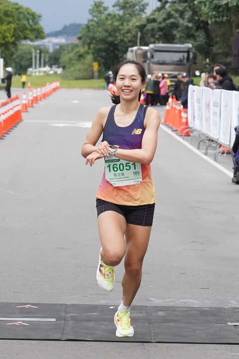 New Balance 簽約選手張芷瑄以渣打馬作為2024第一場半馬賽事驗收高原的冬訓成果。大會提供