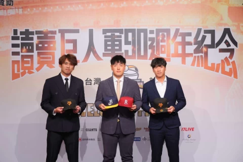 三隊隊長交換球帽,王威晨、岡本和真、林立。聯合數位文創提供