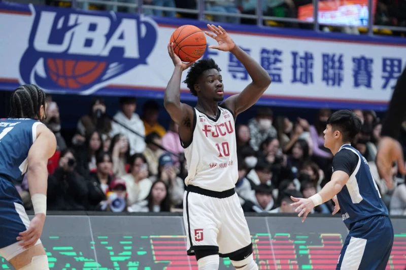 輔大凱德爾13分12籃板。大專體總提供