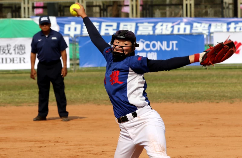 國中甲組,北市北投派出郭俐妤先發主投,最後以8比1勝南市安平。高中體總提供