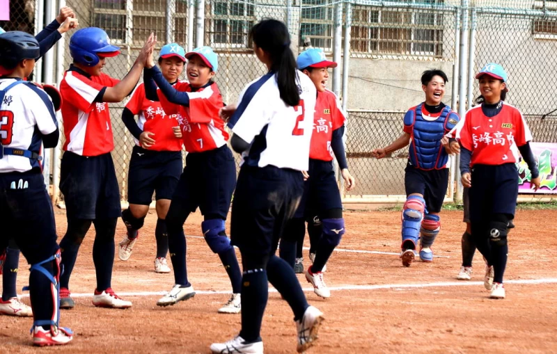高中組秀峰高中何恩祈(左2)滑回本壘得分,有驚無險以4比3險勝桃市南崁高中取得第一勝。高中體總提供