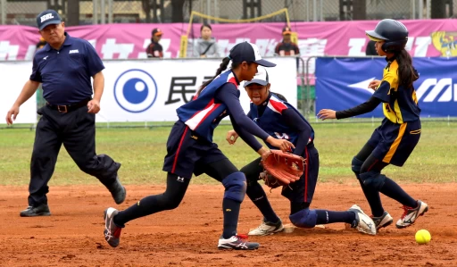 圖女組新北五股丁于捷(右)成功衝上二壘,中市東山守備球員還忙著接球。高中體總提供
