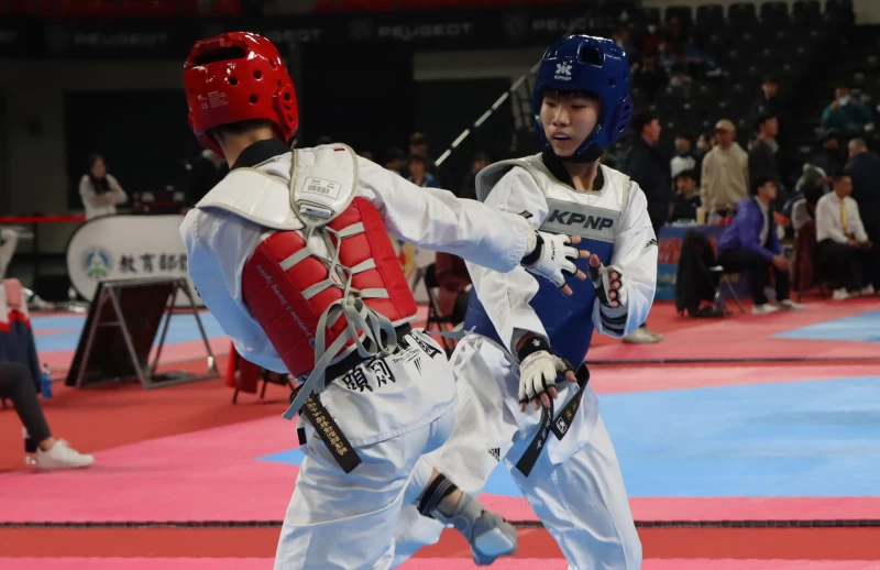  國男組55公斤級決賽，桃園市平鎮國中陳宥傑（右）逆轉勝出。大會提供