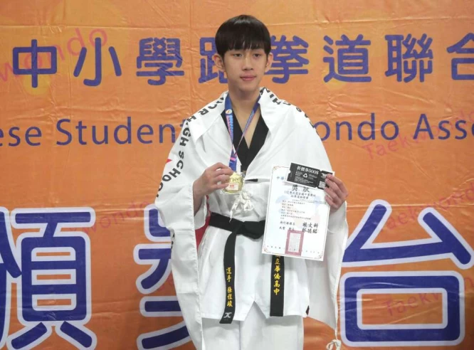 華僑高中張程竣摘下三連霸，長相也相當斯文。大會提供