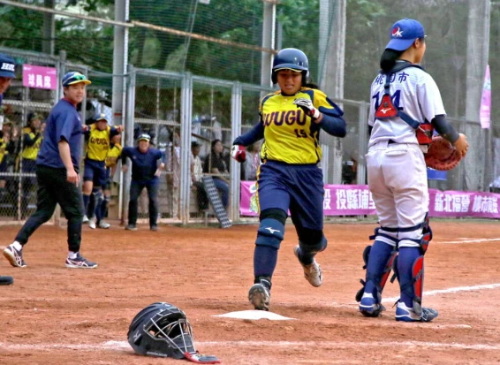 國中組新北五股鄭佳美(右2)延長賽第八局跑回本壘獲致勝分。高中體總提供