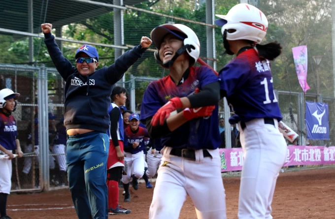 國中組延長加賽好戲接連登場,桃市南崁九局下5比4逆轉勝埔里,球員與教練都興喜不已。高中體總提供