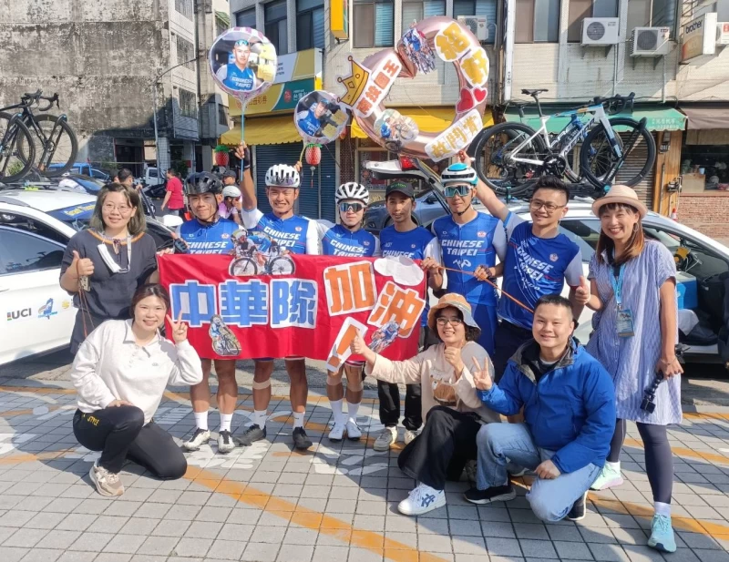 許多車迷開心與中華隊合照。詹健全攝