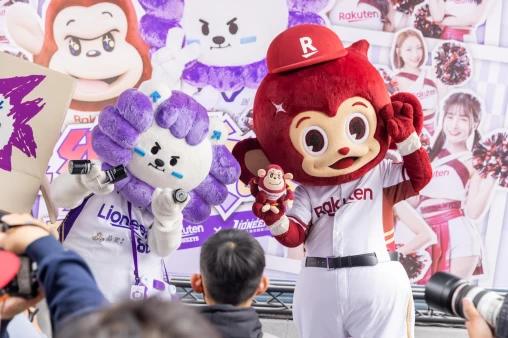 攻城獅吉祥物瑞迪與樂天桃猿吉祥物猿氣小子。官方提供