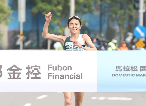 國內好手謝千鶴拿下2024萬金石馬拉松國內女子組冠軍。大會提供
