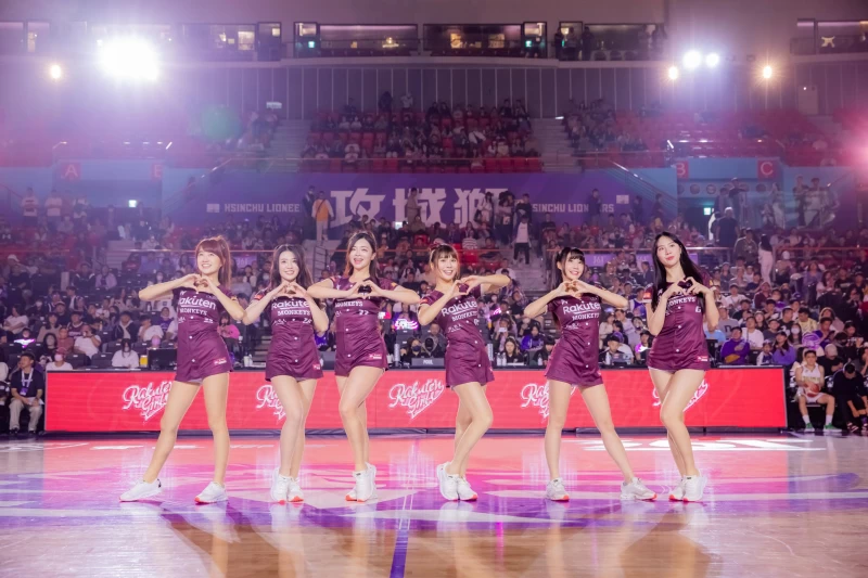 樂天女孩熊霓、宋宋、陳伊琳、妲筠熹、曲曲,攜手帶來精彩開場表演。官方提供