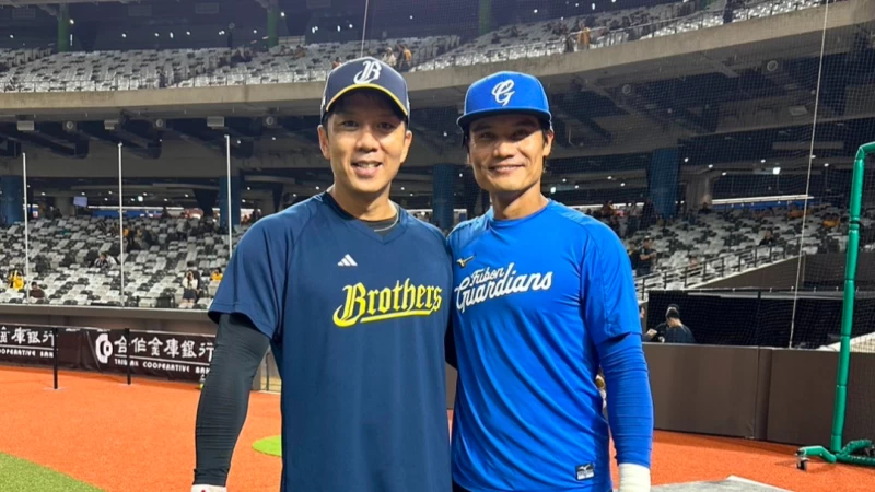 周思齊、王勝偉大巨蛋合影。富邦悍將提供