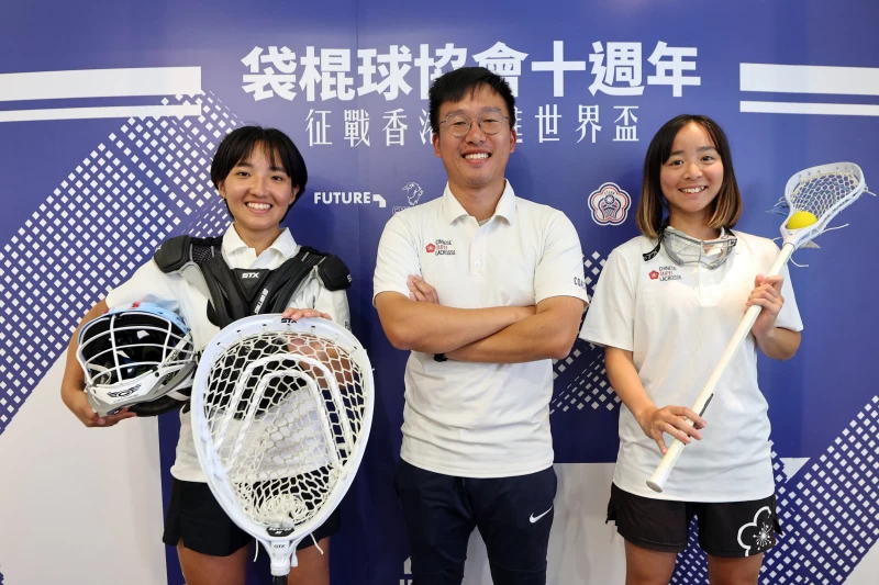 03中華台北女子袋棍球代表隊拾起球桿,邀請大家共同體驗袋棍球的樂趣。官方提供