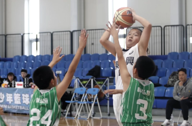 東興國小女將硬吃籃下。姚瑞宸攝