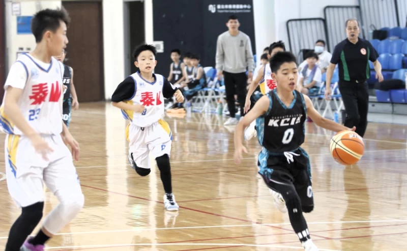康橋-青山控衛周昱勳(右)貢獻9分4籃板。姚瑞宸攝