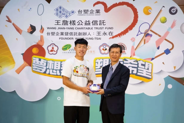 網球選手許育修致贈獎牌表達感謝。官方提供