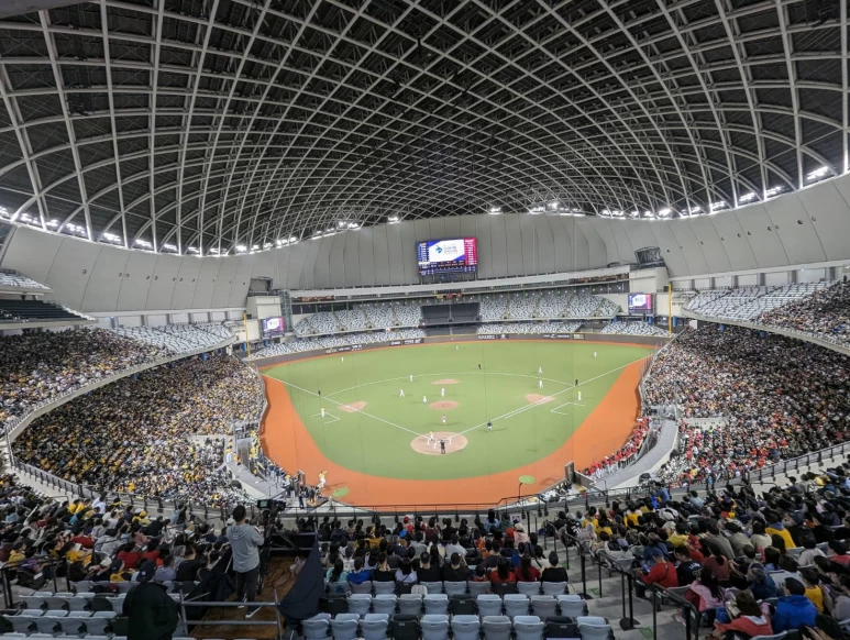 3月30日中職開幕戰挑戰3萬人。謝岱穎攝