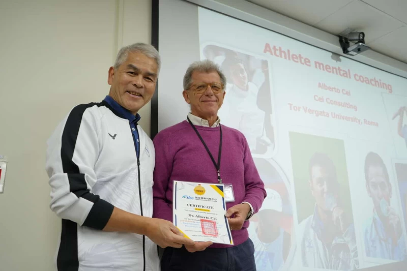 國家運動科學中心執行長黃啟煌義大利籍運動心理教授Alberto Cei 。國家運動科學中心提供