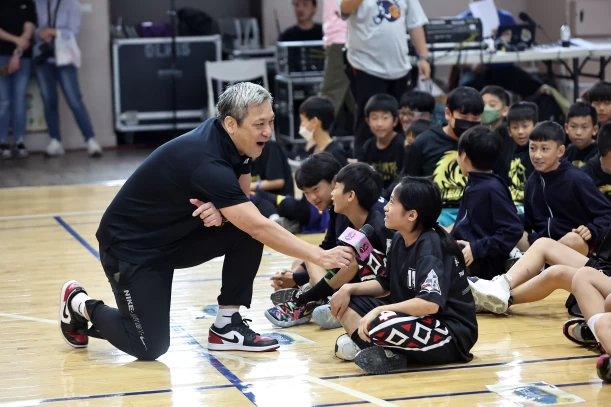 黃萬隆與小球員互動。大會提供