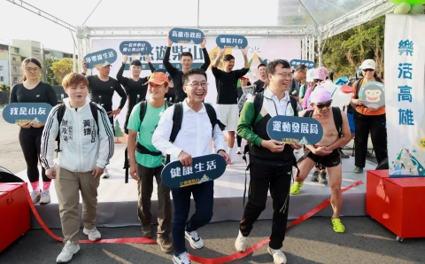 運發局局長侯尊堯、立委許智傑、立委黃捷服務處代表、柴山志工奉茶隊長及志工及台灣獼猴共存推廣協會等貴賓共同為活動揭開序幕。高雄市運發局提供