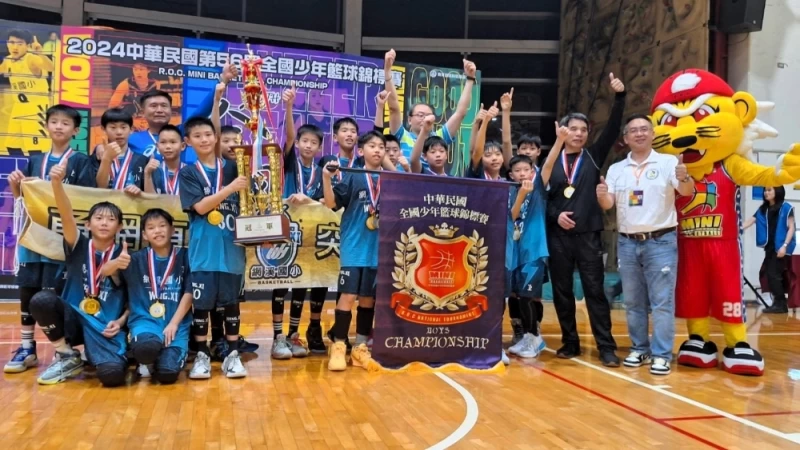 倪子平教練(右2)率領網溪國小籃球隊奪得U11男生組冠軍。姚瑞宸攝