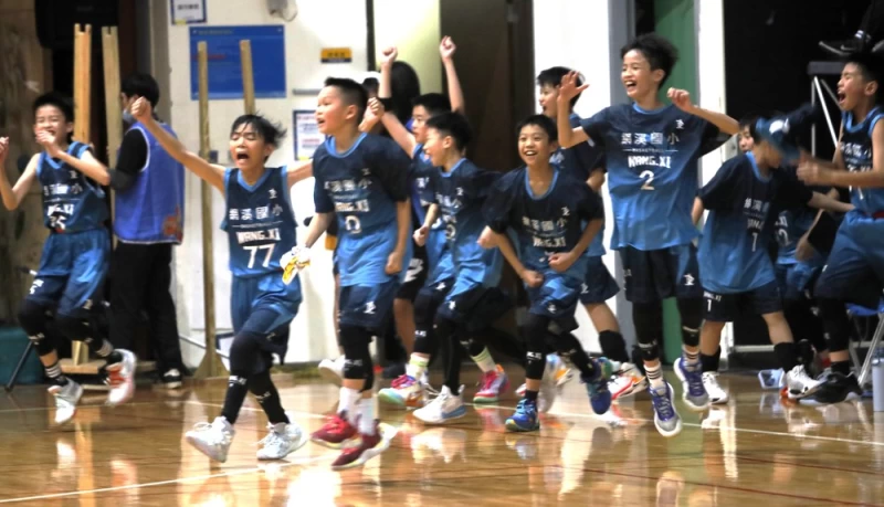 網溪國小確定奪得冠軍,小球員們興奮地衝入場內。姚瑞宸攝