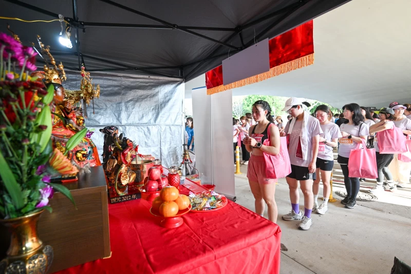 台中樂成宮恭請月老分尊坐鎮會場位跑者祈願祝福。中華民國路跑協會提供