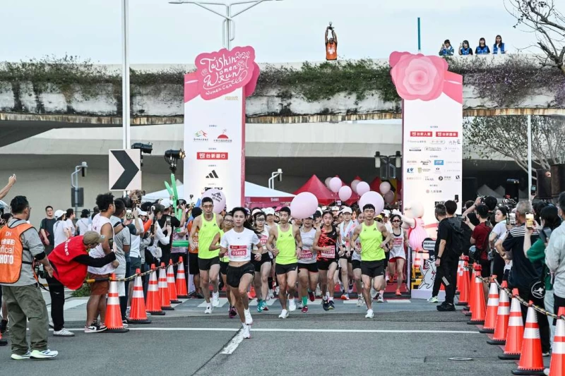 近3000名女孩齊聚臺中市中央公園美力開跑。中華民國路跑協會提供