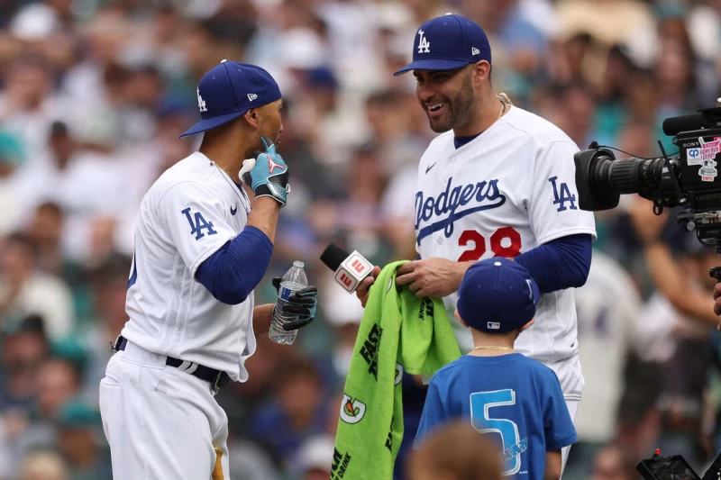 紐約大都會今天簽下銀棒獎得主馬丁尼茲(J.D. Martinez,右),讓他穿最熟悉的28號球衣。法新社