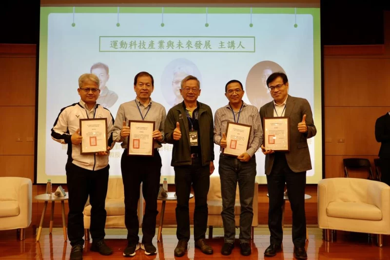 國家運動科學中心董事長吳誠文(中)頒發感謝狀。 國家運科中心提供