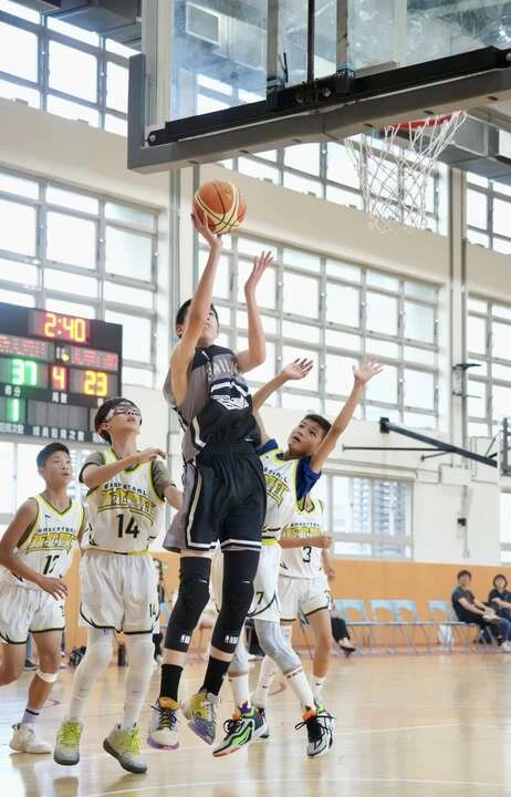 林柏寬深色禁區轉身上籃。沈明璁攝