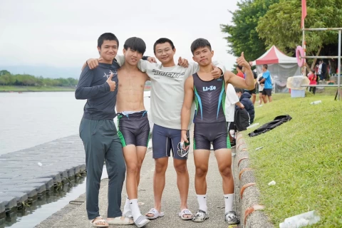 林聿鈞(左2)陳柏凱(右1)與利澤學長們建立起國男雙人單槳霸業。大會提供