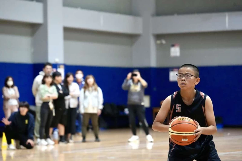 王浩宇關鍵一罰被親友團盯著看壓力山大。沈明璁攝