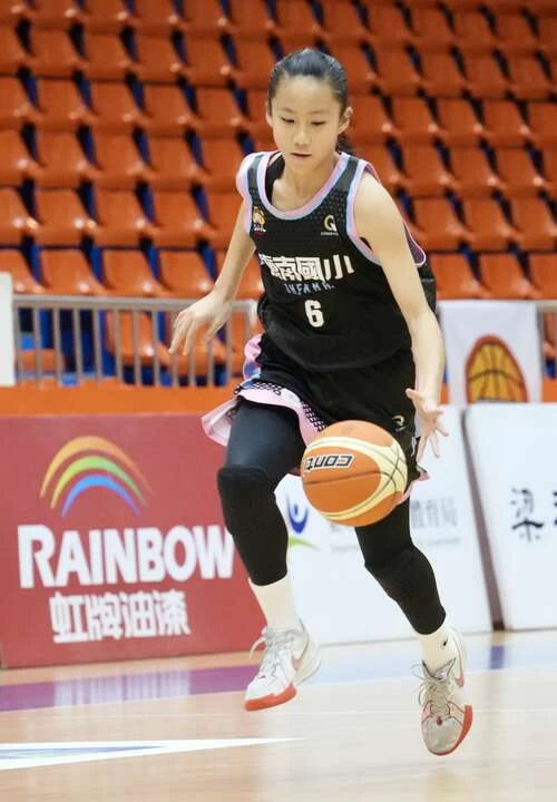 謝依璇籃球起步晚但已經是球隊主力。沈明璁攝