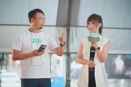 侯局長示範跑步任務解鎖攻略。高雄運發局提供