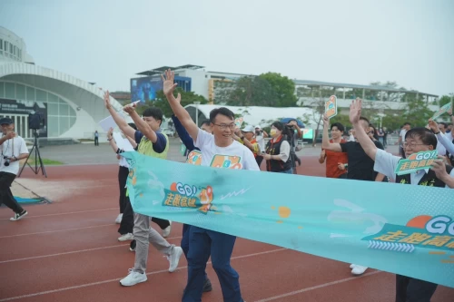一起衝刺,為期一年智慧走跑活動正式啟動。高雄運發局提供
