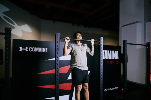 Team Ua 職棒重砲手 張志豪搶先體驗強度爆表的Uacombine引體向上關卡。官方提供
