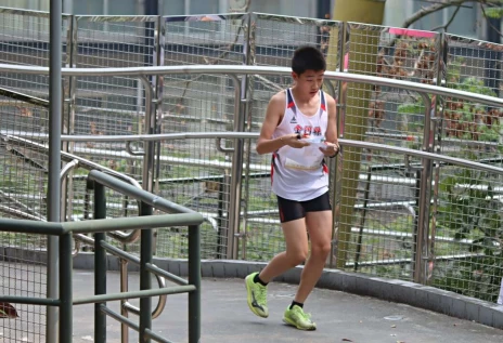 13歲的卓佳賞出乎意料的拿下男子菁英組的冠軍。大會提供
