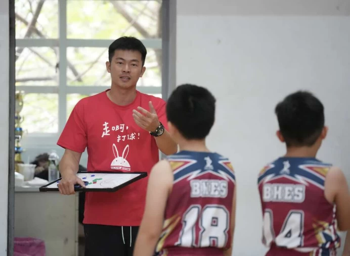 陳穎志（左）跟學生耳提面命。沈明璁攝