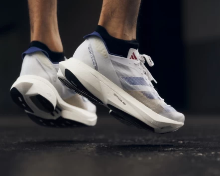 adidas為紀念肯亞選手於倫敦馬拉松突破世界紀錄特別推出Adizero Adios Pro 3,倫敦馬拉松新色冠軍白。官方提供