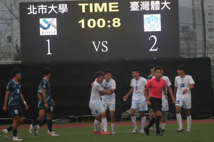 台體體大施靖堂(中)射進致勝球。詹健全攝