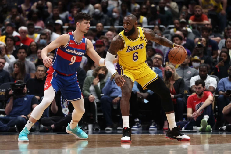 詹姆斯(LeBron James,右)對阿夫迪亞(Deni Avdija)做出的肘擊動作引發爭議。法新社