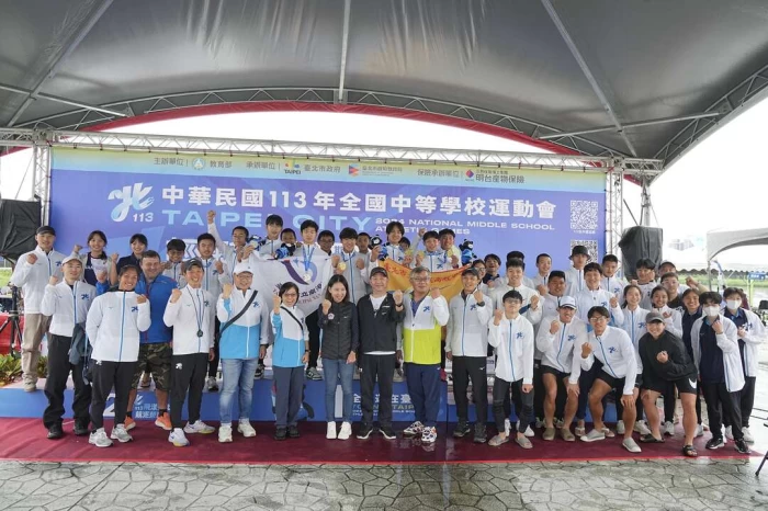 臺北市南港與育成兩高校在輕艇單日進帳3金兩校全體開心大合照。全中運提供 