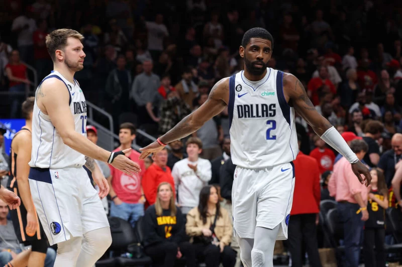 唐西奇(Luka Doncic,左)、厄文(Kyrie Irving)今天聯手攻下54分。法新社