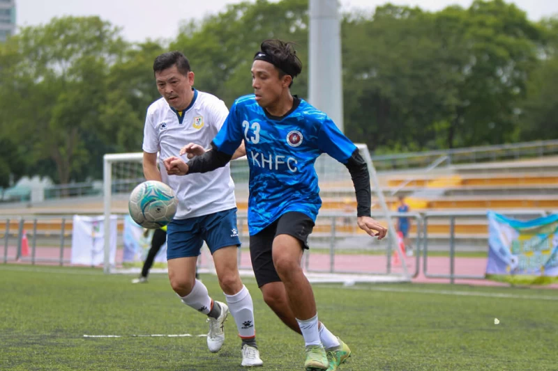臺北港澳(白衣)及高雄香港人足球俱樂部(藍衣)較勁。大會提供