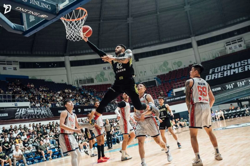 布依德(Julian Boyd)繳出 18 分 10 籃板 3 助攻 3 抄截 3 阻攻的全能表現。官方提供