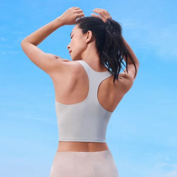 adidas2 In 1運動背心美背設計讓你輕鬆上陣。官方提供